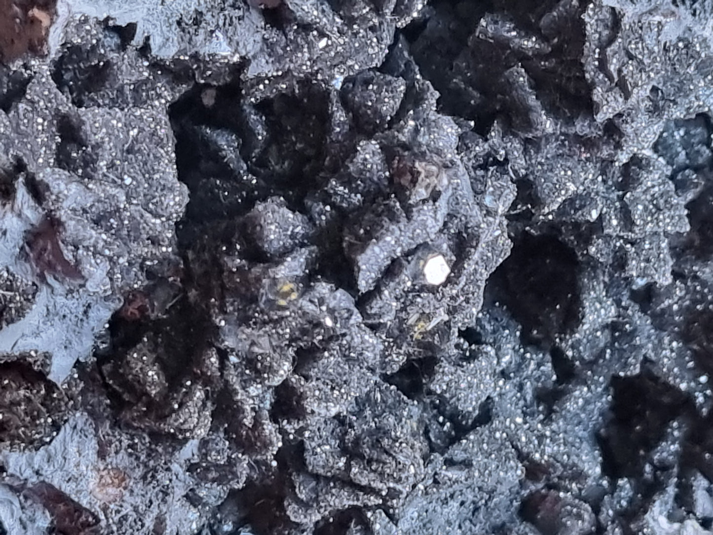 Manganese and Quartz on Goethite and Boryte matrix